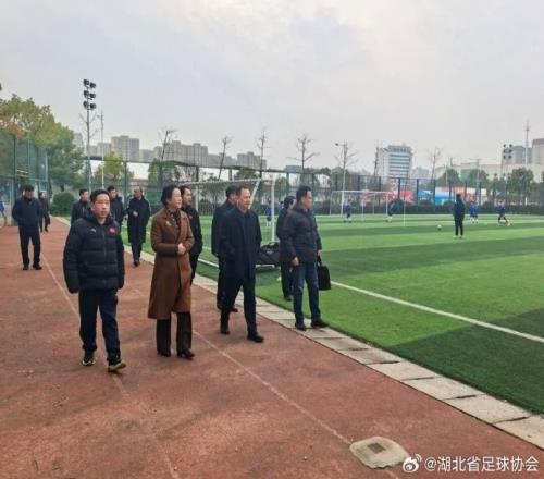 湖北省体育局副局长余平辉率队赴孝感市，专题调研足球工作