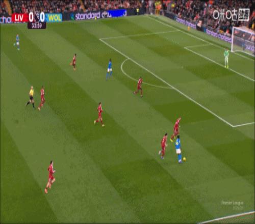 卖力防守！基耶萨一路追防到禁区，帮助范戴克破坏对手进攻