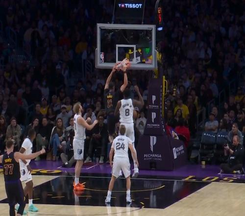 脑后长眼！詹姆斯背打观察兰代尔补防瞬间直塞海斯双手炸扣