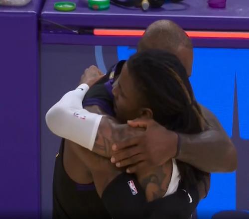 湖人力克灰熊！终场后詹姆斯留在场内拥抱莫兰特！