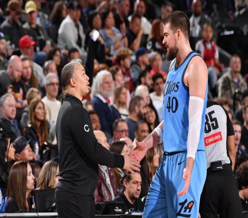 伤缺后六连胜&5年来首次替补！卢：祖巴茨本场将替补出战！