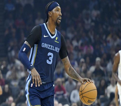 问题不大！波普防守横移时撞到大腿简单调整后继续作战