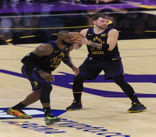 雷迪克：让东契奇持球詹姆斯无球是个挑战因为球只有一个