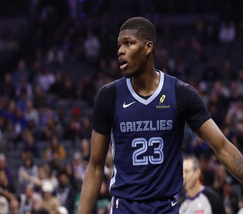 差了一点！科沃德冲击篮筐起飞单臂扣篮被破坏