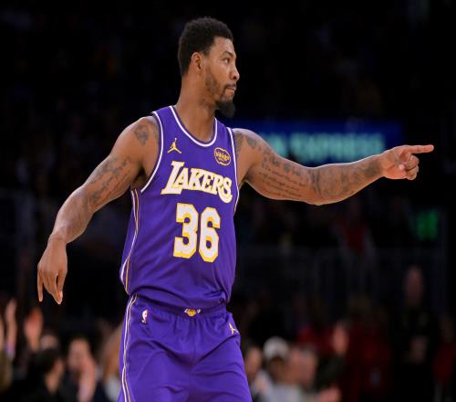 黄雀在后！韦尔斯篮下接球起身要扣斯玛特追防送钉板大帽