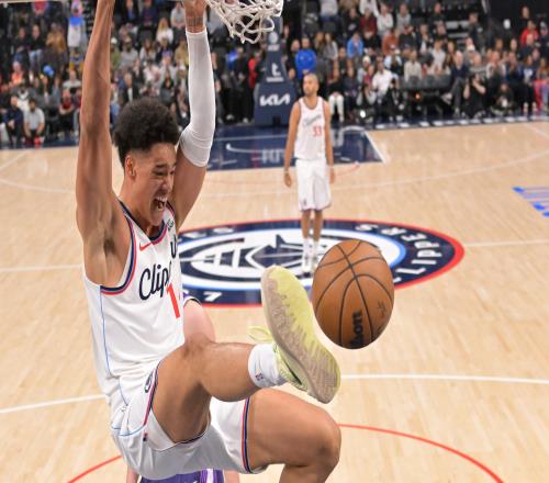 泰伦卢：尼德豪泽非常拼&能量满满他能够抢板盖帽&有6个进攻板