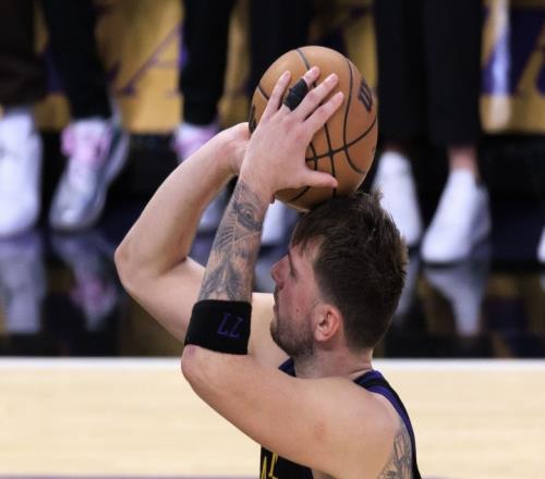 东契奇18中8砍34分6板8助2断20个罚球平个人赛季纪录！