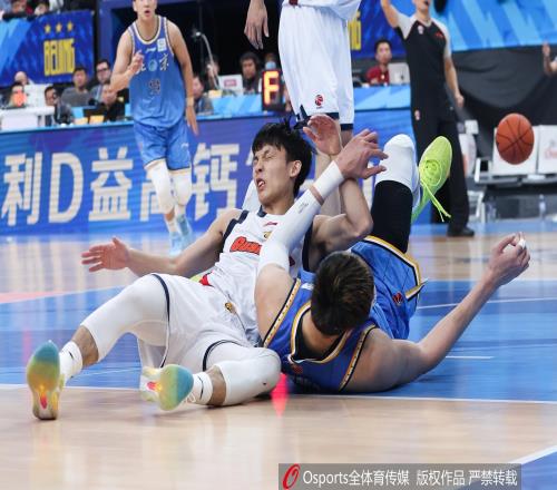 直播吧：徐杰恐将缺席一到两场比赛有可能与外援奎因一起复出