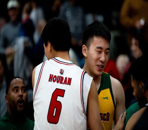 媒体人：王俊杰和淡厚然在篮板方面做得非常好他们有巨大潜力