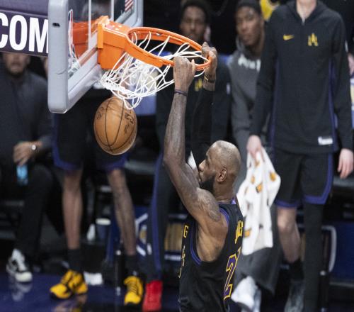 詹姆斯近10场场均25.1分5.6篮板5.7助攻投篮命中率55%