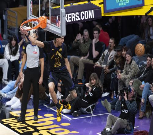 赢球是要付出代价的！海斯6中5得12分2板2断要害部位被打太疼了