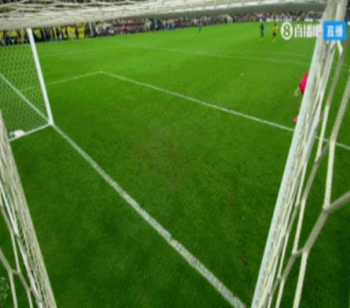 利雅得胜利门将遭膝盖撞头短暂失去意识，经处理恢复后继续比赛