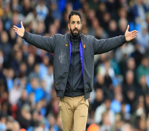 冬窗不愿引援！英媒：阿莫林与高层对话，后者准备今夏签大牌中场