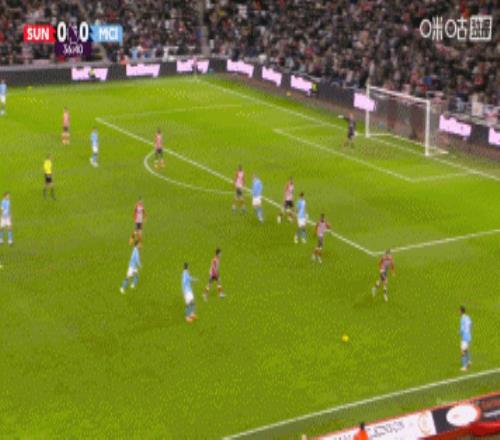 福登右路传中，哈兰德近距离射门被守门员扑出