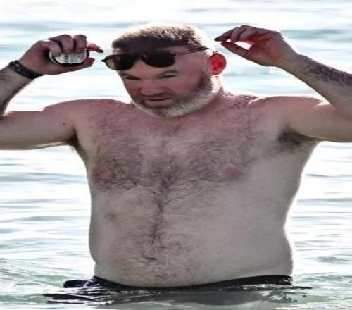 鲁小胖镜报：鲁尼度假被拍到挺着大肚腩，妻子科琳身着比基尼