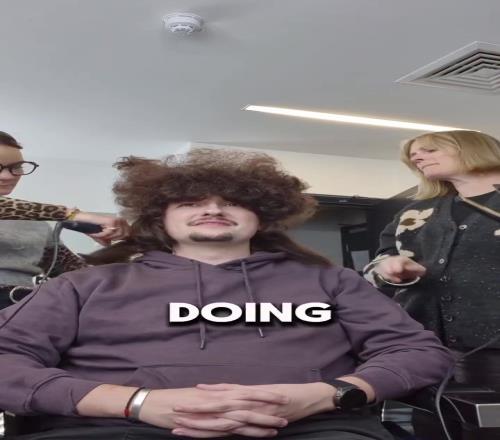 这造型曼联蓄发哥已经454天没理发，晒视频把头发拉直