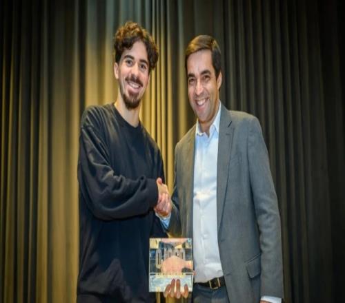 竞赛报：巴黎圣日耳曼中场维蒂尼亚当选葡萄牙2025年度最佳球员