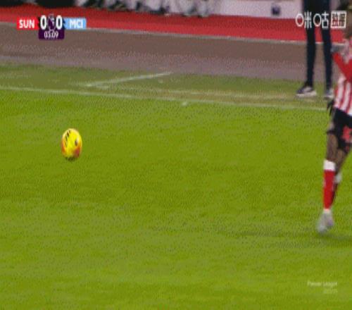 阿克解围时疑似膝盖受伤，简单治疗后继续坚持比赛