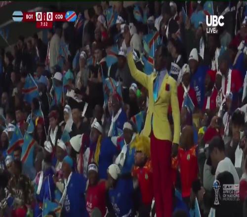 非洲杯最火球迷民主刚果一球迷身着西装助威，如雕像一动不动