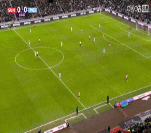 布罗比生吃扛翻迪亚斯，单刀球被多纳鲁马扑出