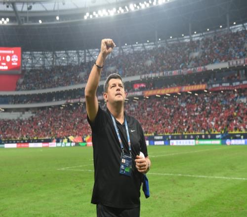 记者：米兰里斯蒂奇正式出任海牛主帅，今天1038抵达青岛站