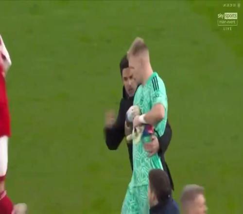 成熟了！扎卡三年前上头被塔帅冲刺阻拦，如今身为桑德兰队长劝架