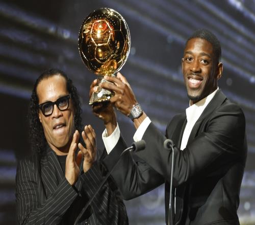 法媒：巴黎公布香榭丽舍大道跨年活动，包括向大巴黎和登贝莱致敬