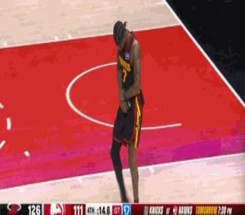 得不偿失！亚历山大沃克最后时刻争抢手腕受伤