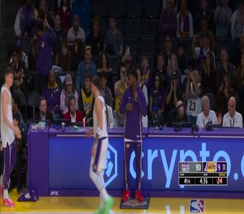 抓住机会展示自己！湖人胜券在握布朗尼末节剩4分36秒被换上场！