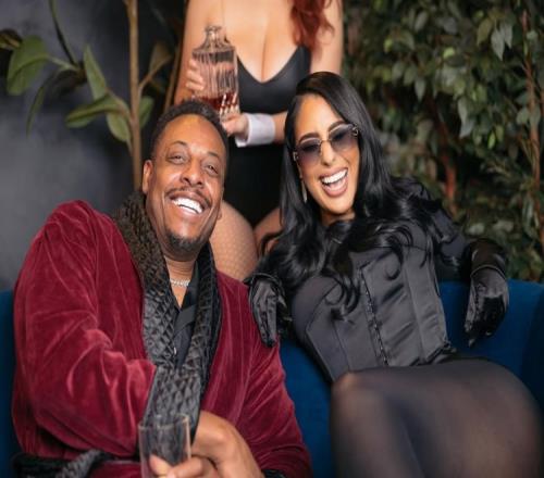 皮尔斯：XX时我不喜欢看成人视频女主持：那样显得不信任彼此