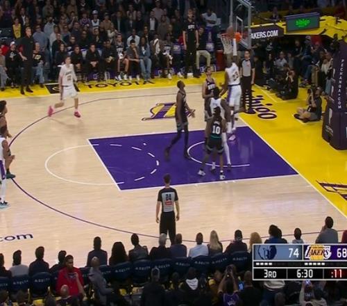 冲击篮筐！詹姆斯切入接球晃开防守直接单臂劈扣