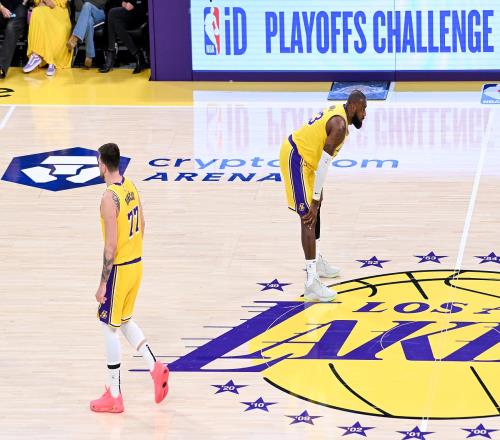 回落！湖人本赛季各月战绩：10月4胜2负11月11胜2负12月5胜6负