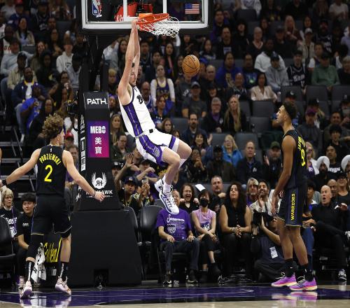 很伤士气！尤班克斯被吹进攻犯规国王白白送出球权