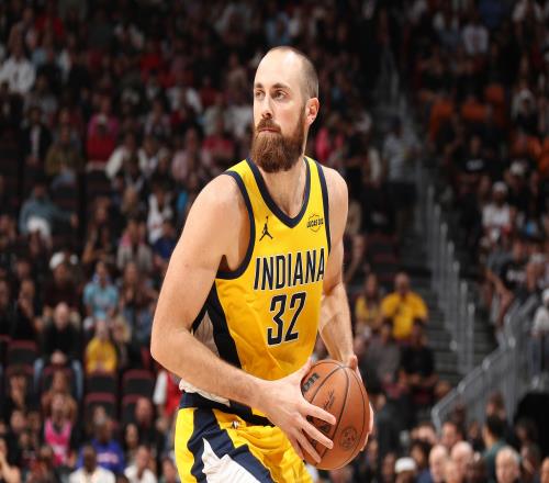 太难了！赫夫篮下接球遭遇犯规极限反篮命中还要加罚