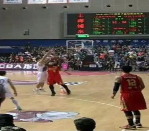 图片均来自@别跑刚背猪