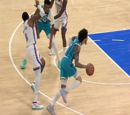 赚！鲍尔突破甩手打到杰伦威被吹进攻犯规黄蜂挑战变防守犯规