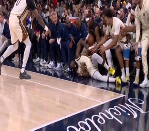 摔得不轻！追梦拼命救球飞出场外看起来臀部有些受伤