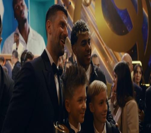 亚马尔晒视频介绍圣诞假期：参加环足奖，与德约科维奇父子合影