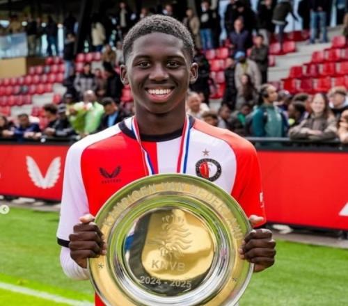 博主：拜仁和莱比锡对14岁费耶诺德青训后卫桑托斯兴趣强烈