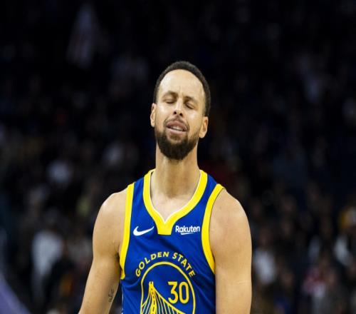 还不吹！库里绕掩护三分轰进愤怒拍手朝裁判抱怨打手