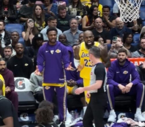 詹姆斯后仰打到篮板上沿布朗尼不满起身和父亲一起质问裁判