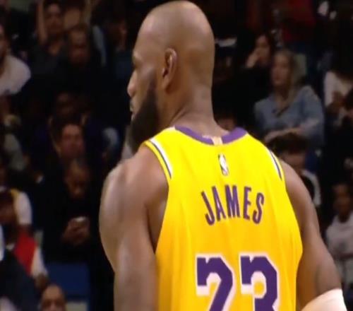 詹姆斯顶着锡安中投打篮板上沿24秒随后向裁判抱怨被侵犯圆柱体