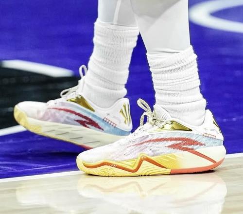 感觉如何欧文今天训练中上脚即将推出的第三代签名鞋TheKAI3