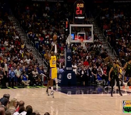 能里能外！詹姆斯连续命中2记三分反超打停鹈鹕抿嘴偷笑