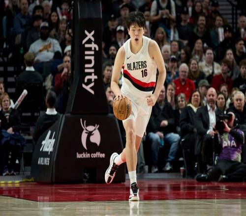 明显更适应比赛了！杨瀚森16分钟3分3板2助5犯首获固定轮换时间