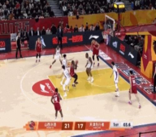 林庭谦3犯了！诺威尔首节最后一攻自投自抢补篮压哨造成犯规