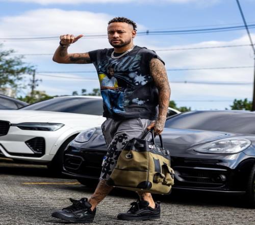 冲击世界杯！内马尔已回到桑托斯开始训练，膝盖手术刚半个月