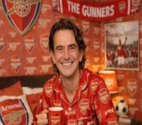 神P图！摩根晒出热刺主教练弗兰克全身阿森纳元素合成图