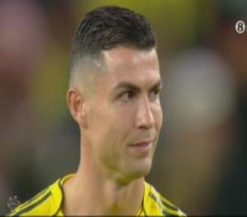 整无语了！胜利门将出击离谱失误致丢球，C罗无奈摇头苦笑