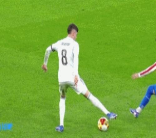 袖标都差点拽掉了！巴埃纳身后拉拽巴尔韦德球衣，被后者推了一把